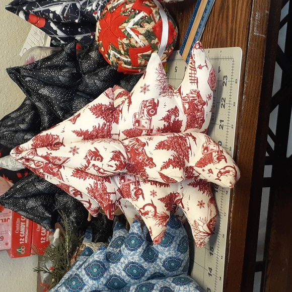 Approximately 9"x9" Stuffed Christmas Decor - Picture 3 of 3